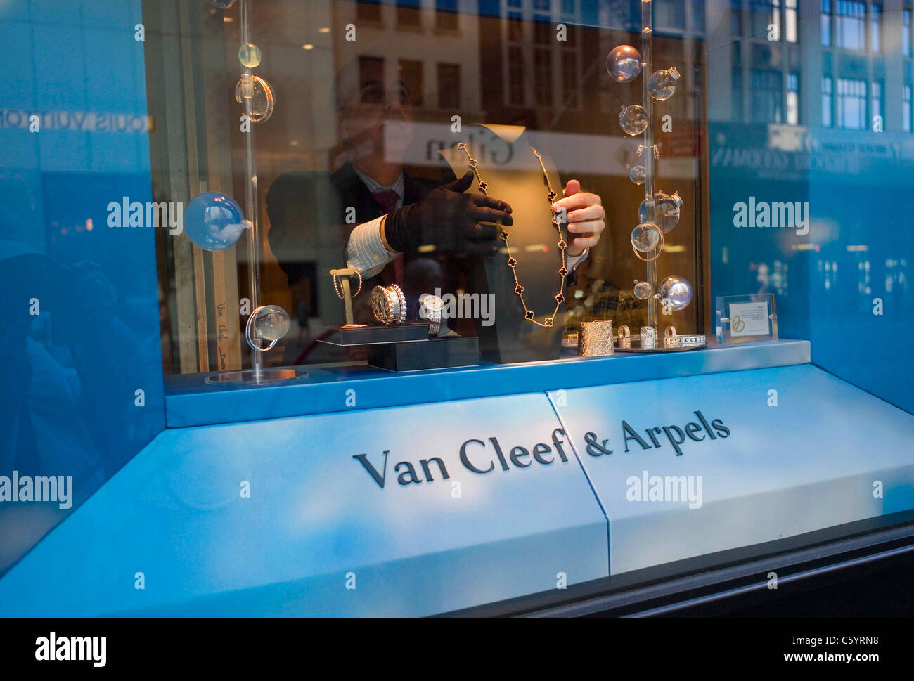 Van cleef arpels hires stock photography and images Alamy