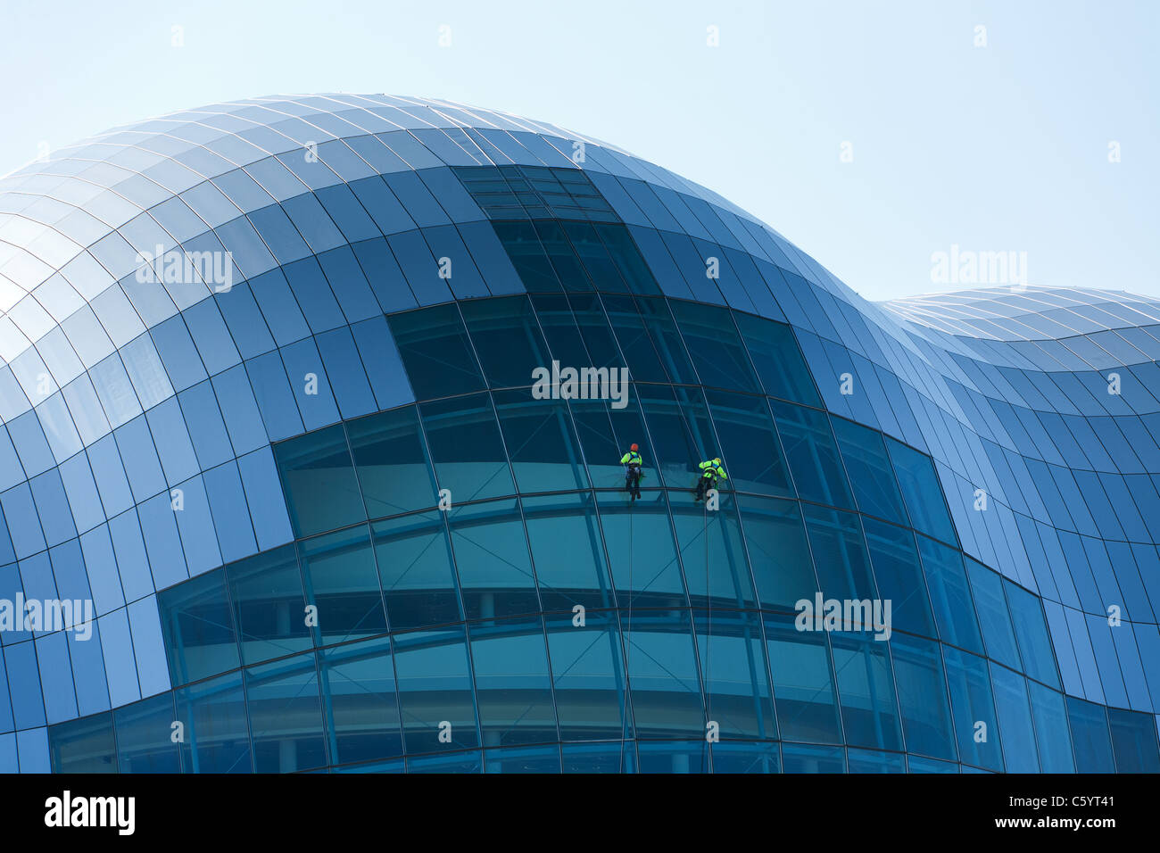 Window Cleaners cleaning the windows of the Sage Building, Gateshead, Newcastle Stock Photo