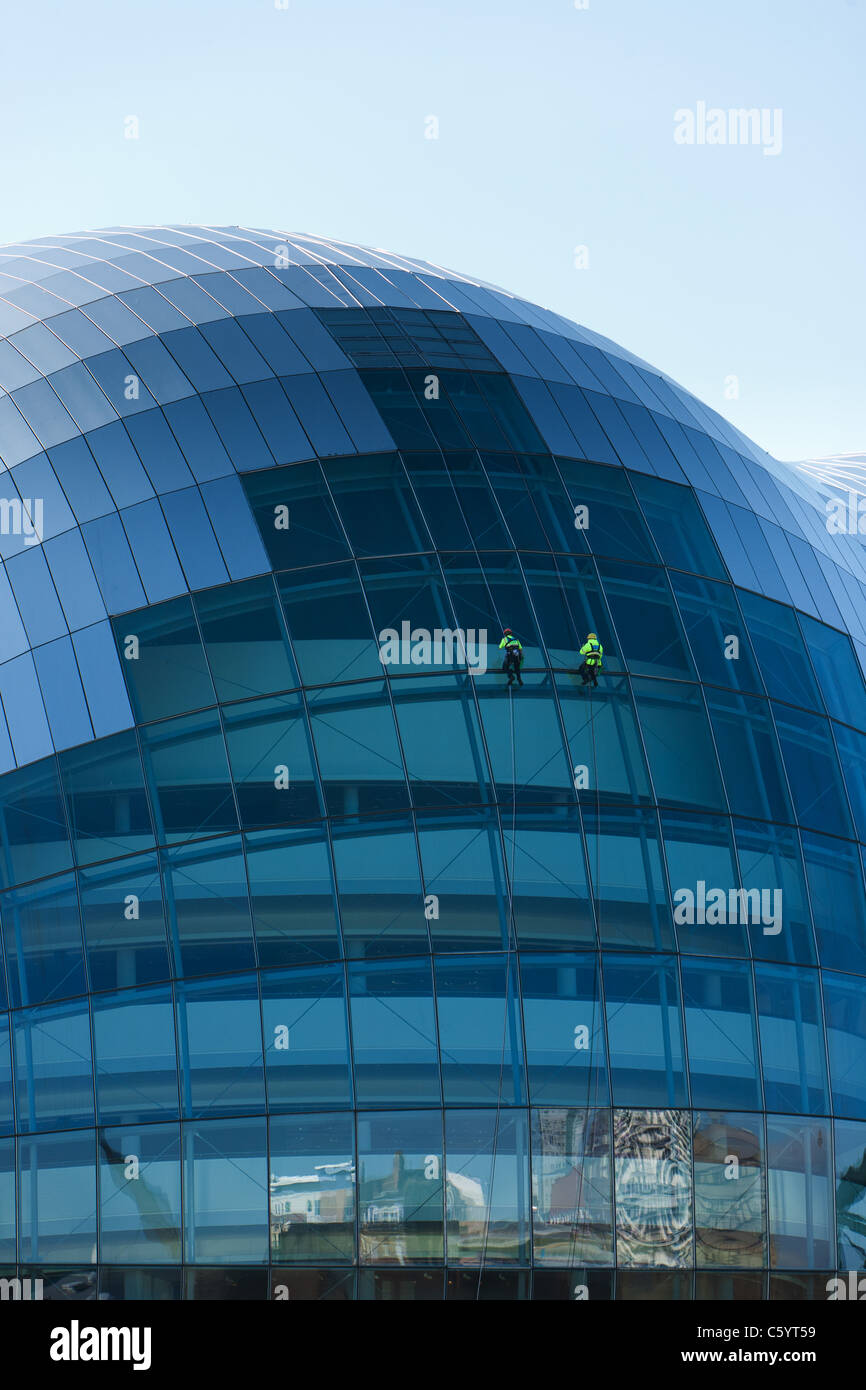 Window Cleaners cleaning the windows of the Sage Building, Gateshead, Newcastle Stock Photo