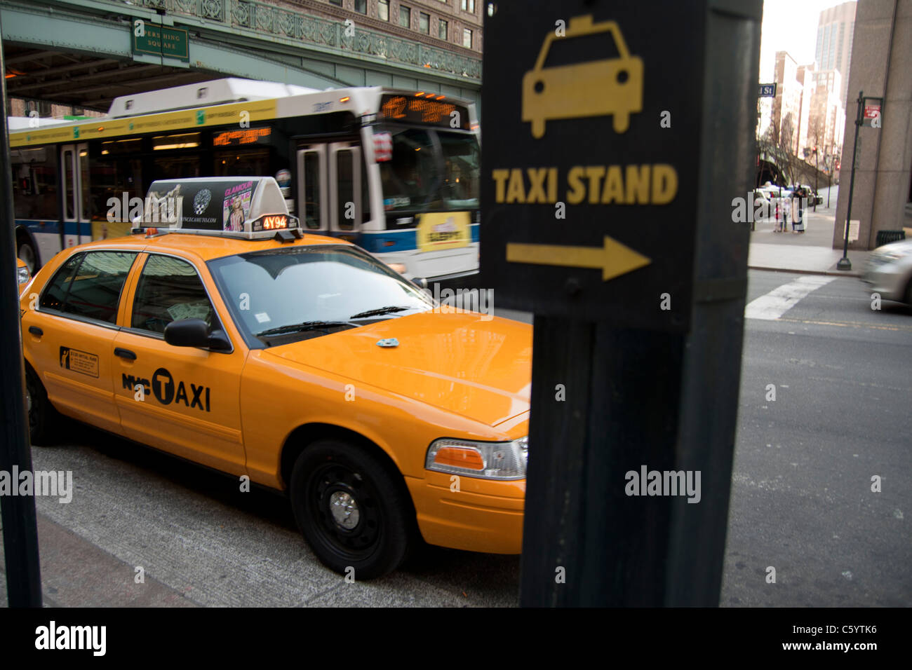 New York taxi stand Stock Photo - Alamy