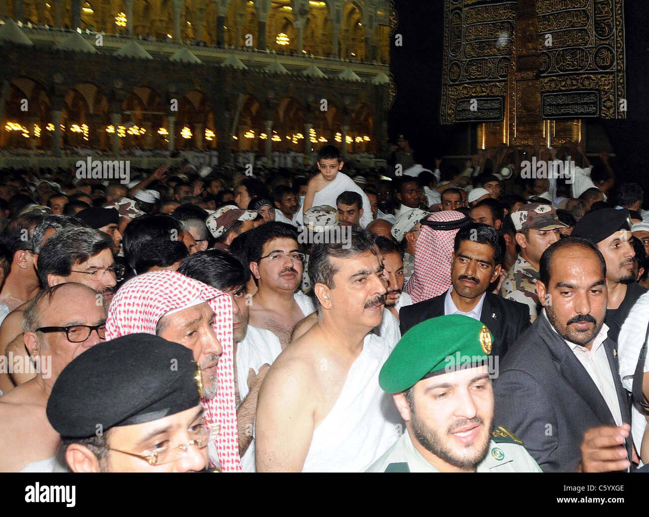 Prime Minister, Syed Yousuf Raza Gilani performs Tawaf of Khana-e-Kaba during Umrah in Makkah Stock Photo