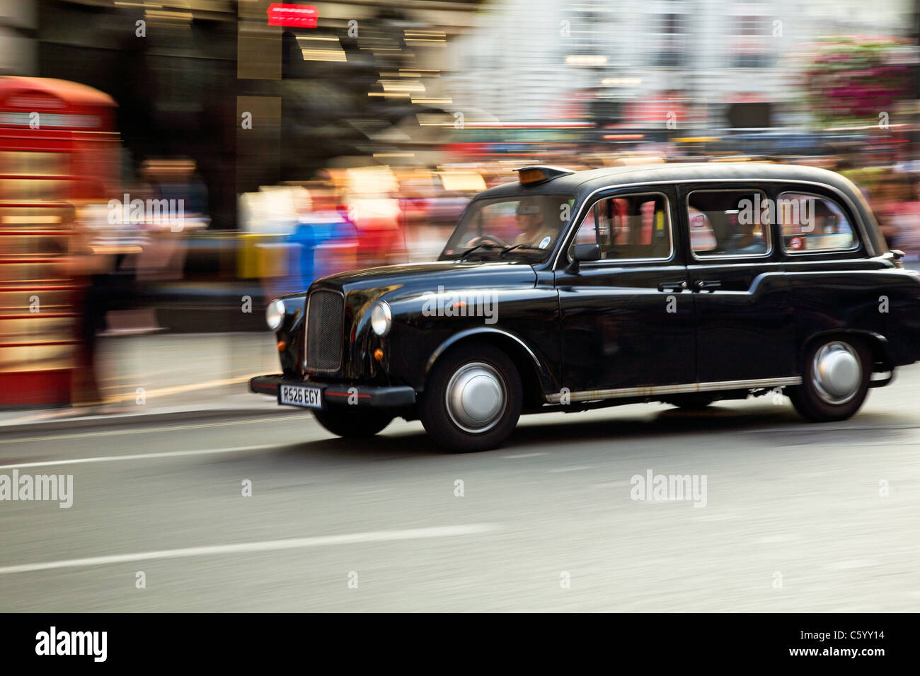 London taxi moving past Piccadilly Circus Stock Photo