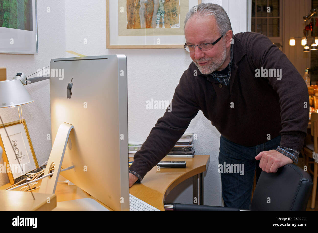 Man check emails hi-res stock photography and images - Alamy