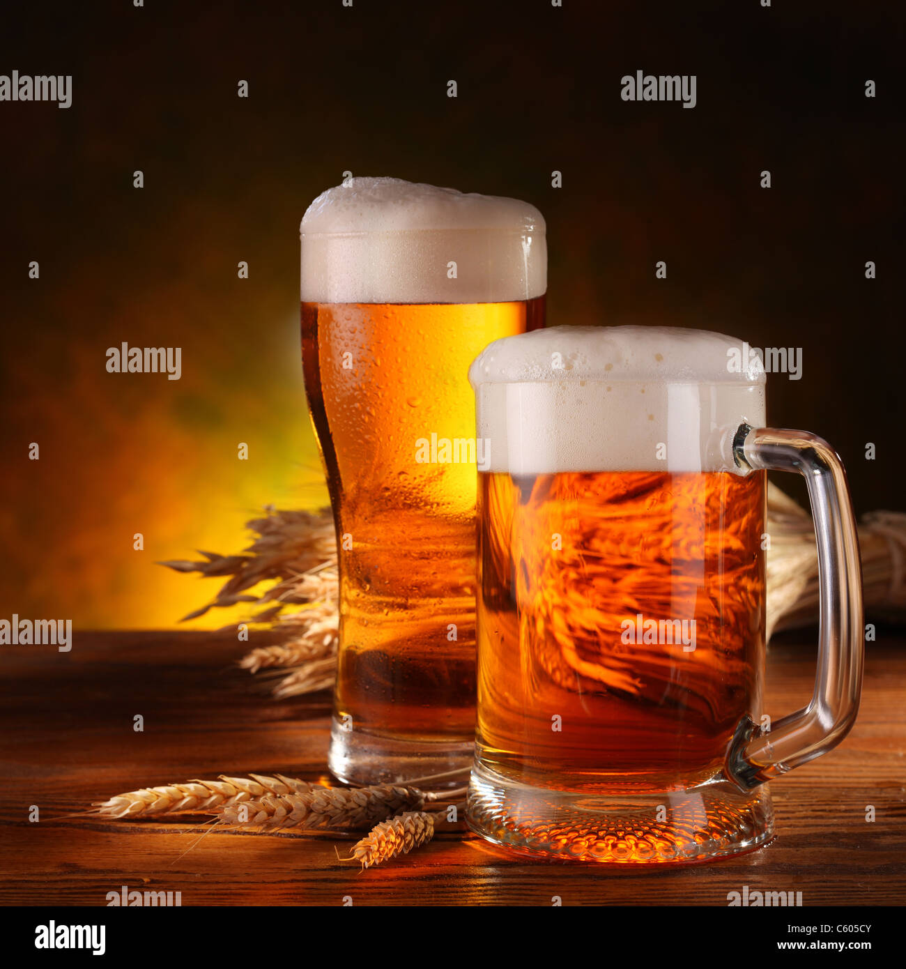 Golden Draft Beer Served Chilled Glass Ice Sticks Glass Allowing Stock  Photo by ©korawat 621932954