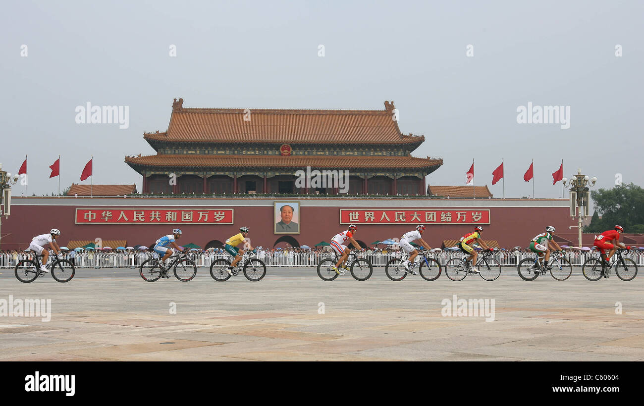 CYCLISTS PASS THE TIANANMEN MENS ROAD RACE OLYMPIC STADIUM BEIJING CHINA 09 August 2008 Stock Photo