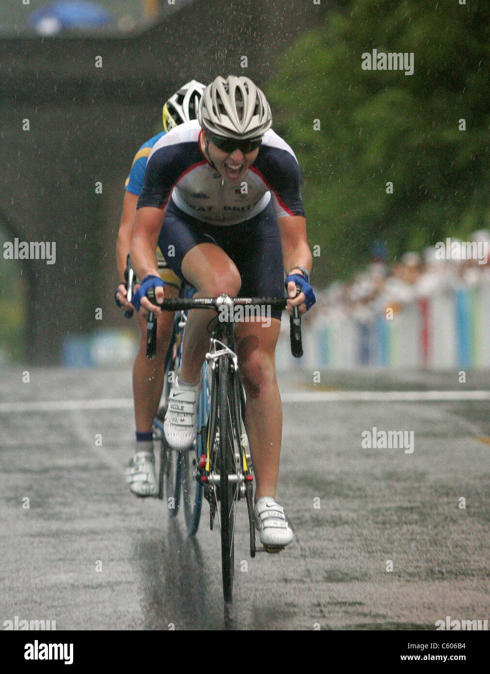 NICOLE COOKE TAKES GOLD WOMENS CYCLING ROAD RACE OLYMPIC STADIUM BEIJING CHINA 10 August 2008 Stock Photo