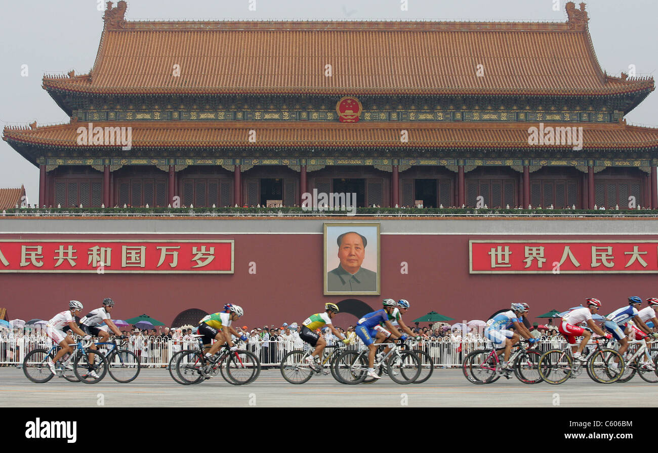 CYCLISTS PASS THE TIANANMEN TO MENS ROAD RACE OLYMPIC STADIUM BEIJING CHINA 09 August 2008 Stock Photo