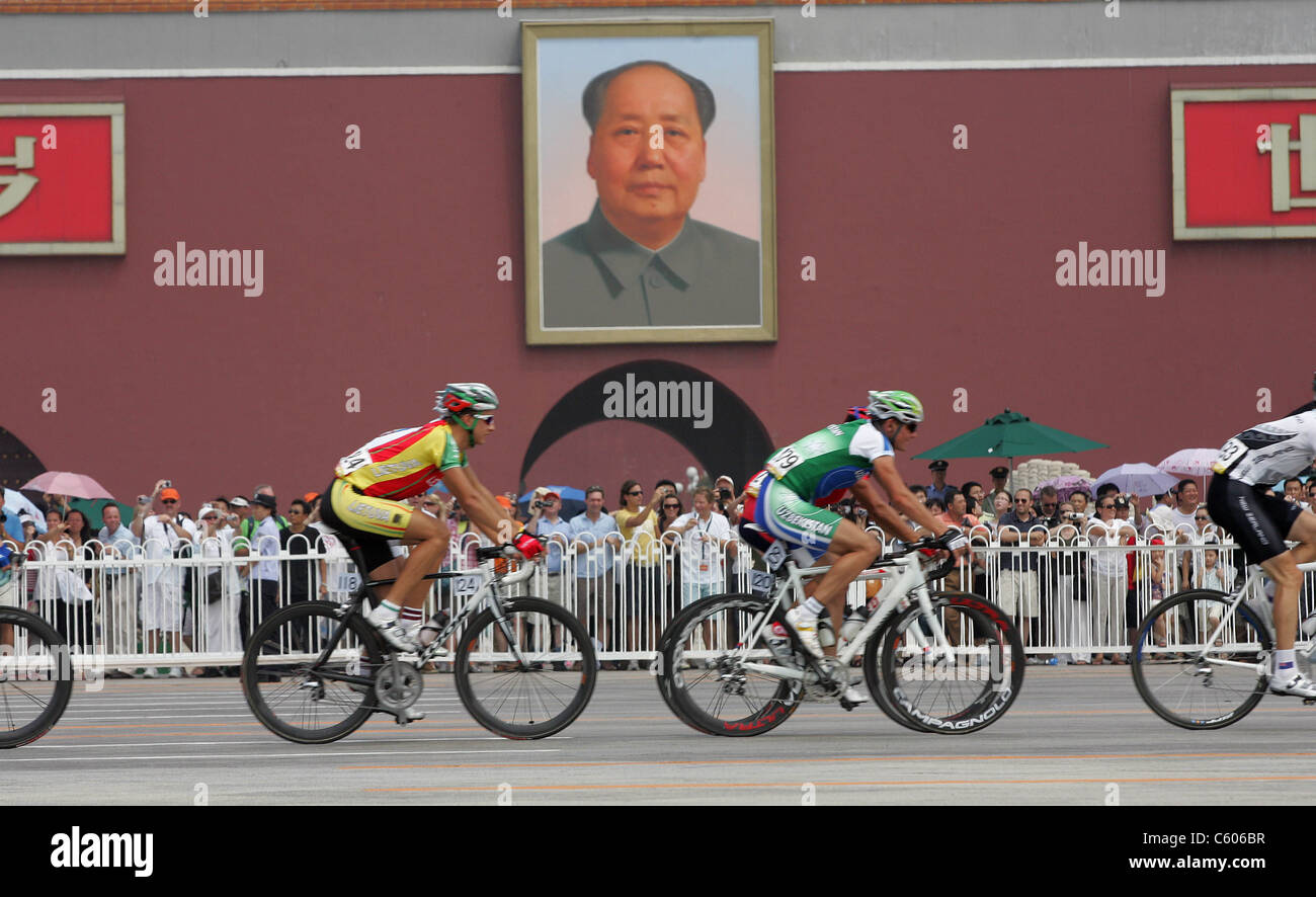 CYCLISTS PASS THE TIANANMEN TO MENS ROAD RACE OLYMPIC STADIUM BEIJING CHINA 09 August 2008 Stock Photo