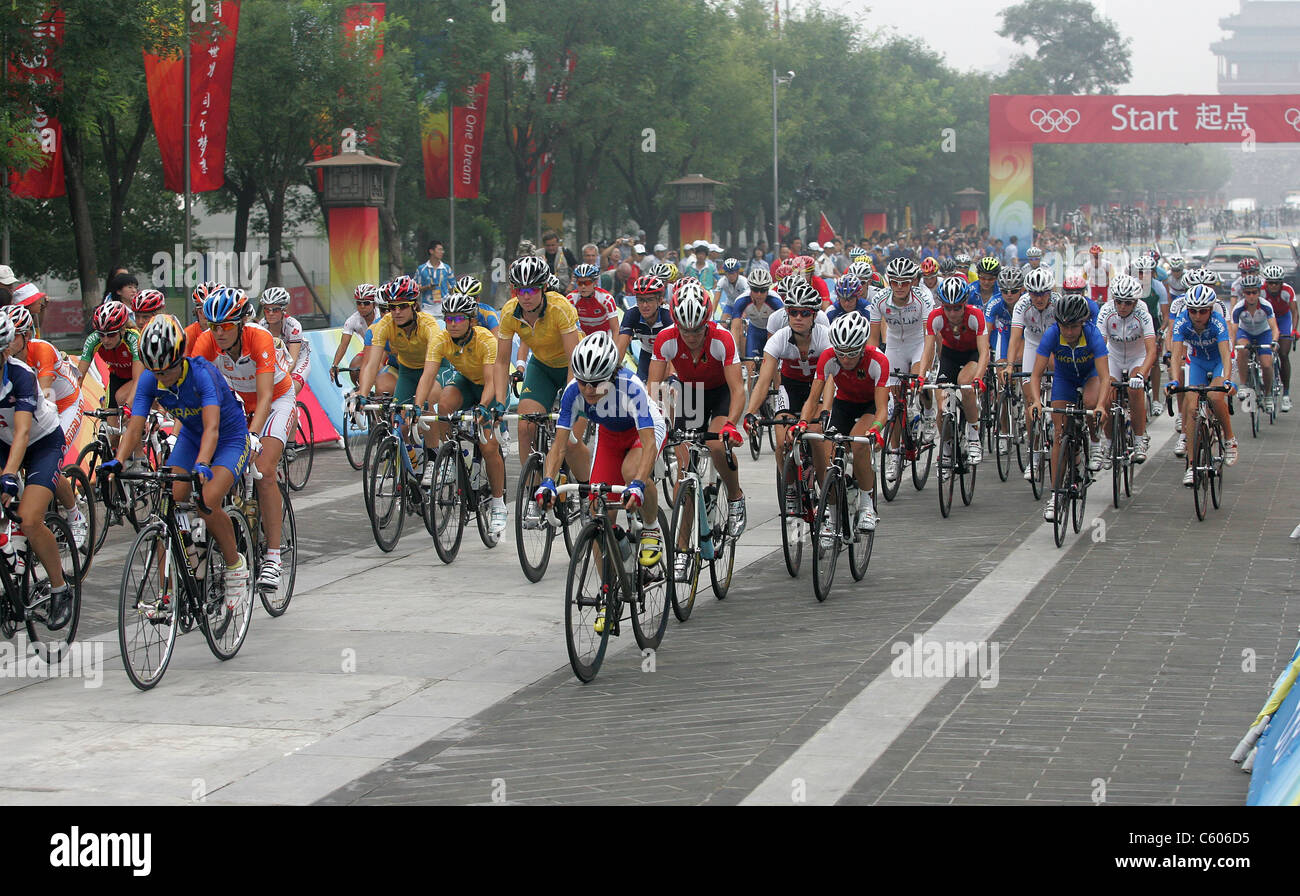 THE START WOMENS CYCLING ROAD RACE OLYMPIC STADIUM BEIJING CHINA 10 August 2008 Stock Photo