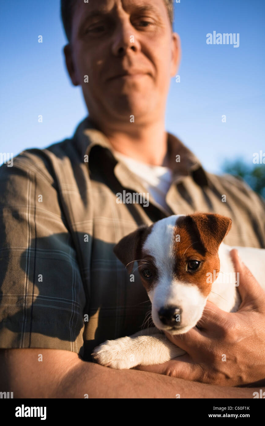Человек который держит собаку. Кошка и хозяин. Мужчина с собакой на поводке. Пастух азиат. Человек который держит собаку.