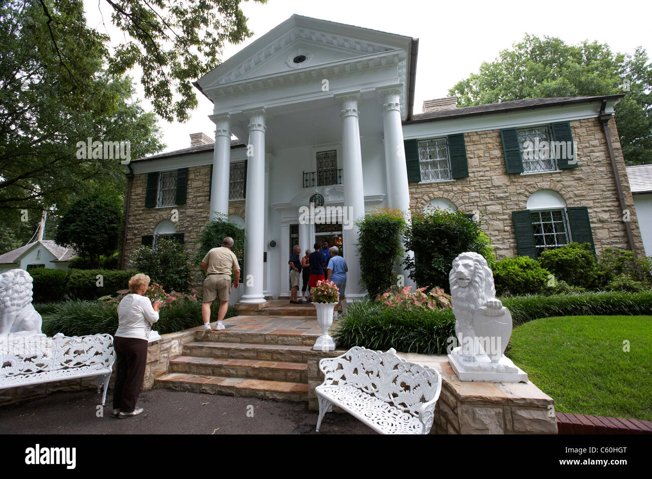 tourists visit graceland mansion memphis tennessee usa Stock Photo Alamy