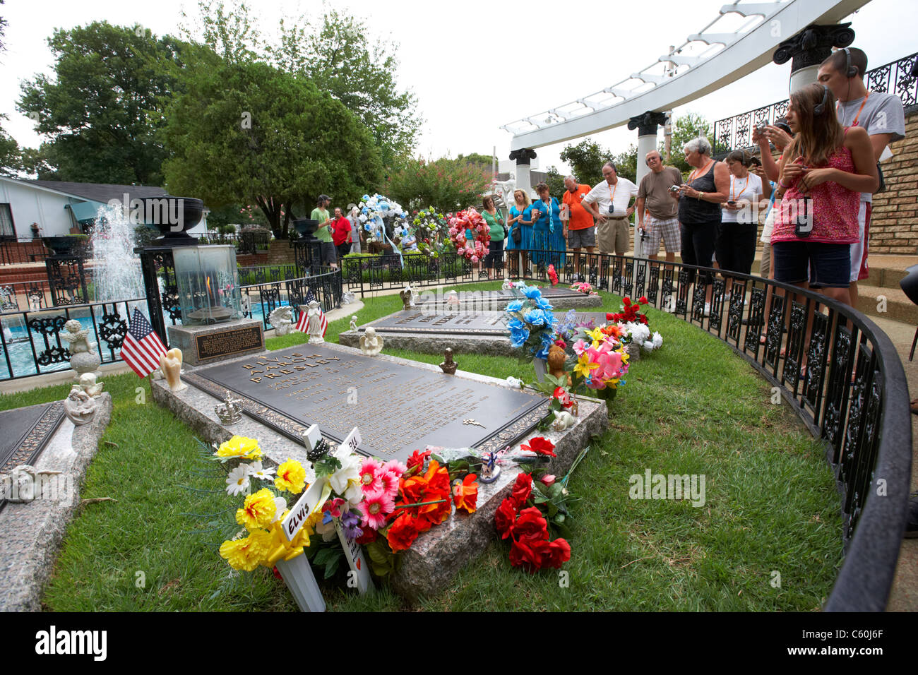 tourists visit elvis's grave in the meditation garden at graceland memphis tennessee usa Stock Photo