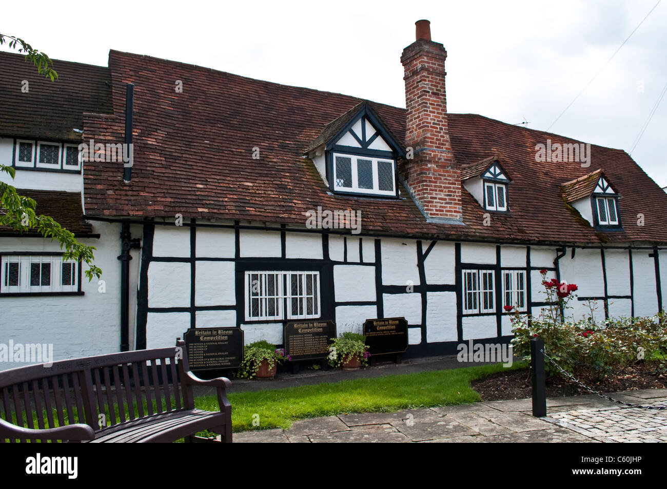 Tudor cottage uk hires stock photography and images Alamy