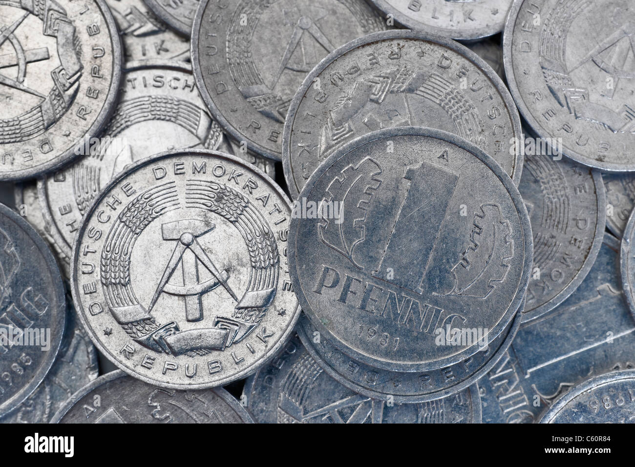 Detailansicht von vielen DDR Pfennige Münzen | Detail photo of a of coins from GDR Stock Photo