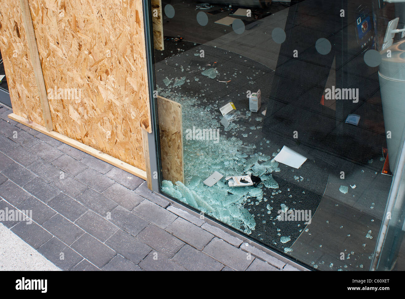 A smashed window of a shop during the riots in Birmingham City center Stock Photo