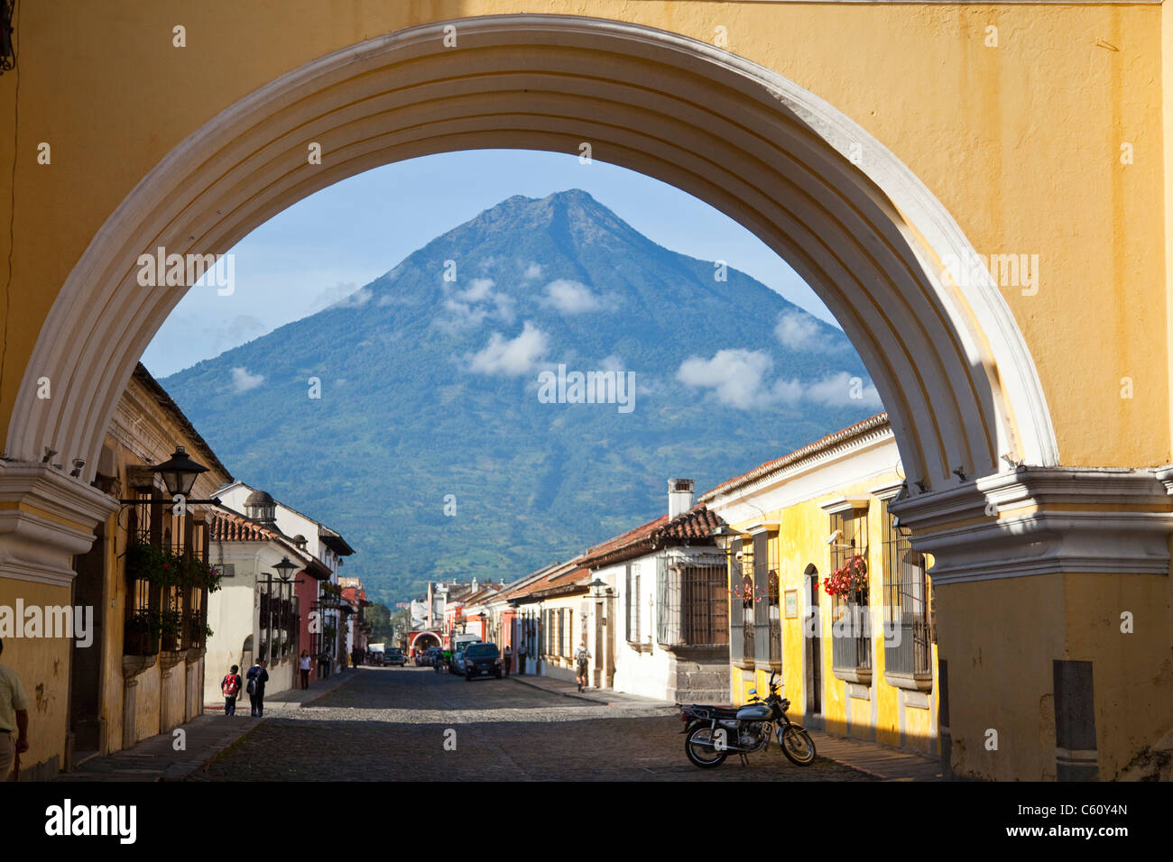 Volcan Agua, Santa Catalina Arch, Calle del Arco, Antigua, Guatemala Stock Photo