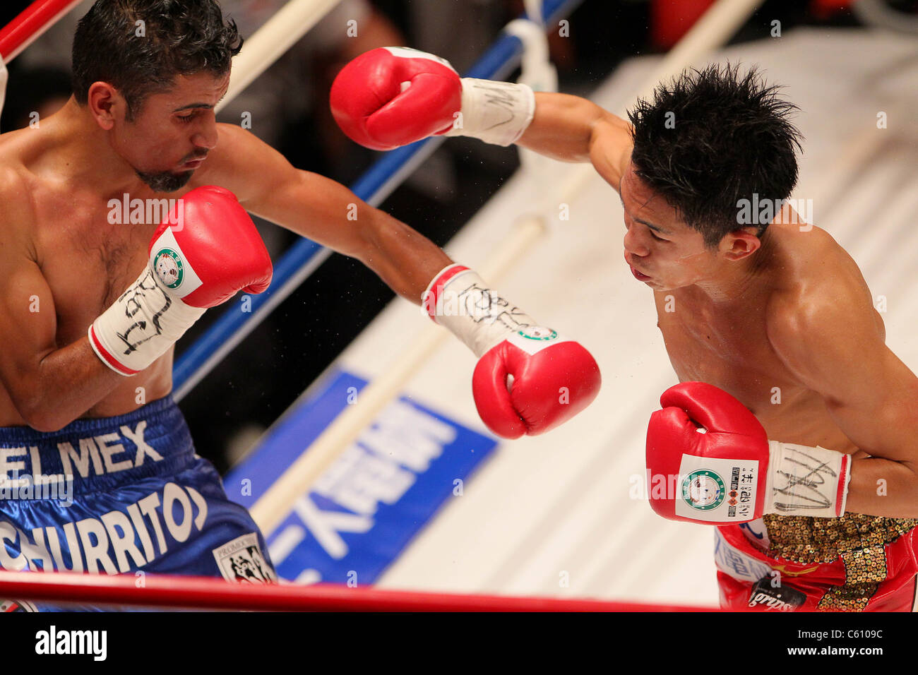 Juan Hernandez (Mex) and Kazuto Ioka (JPN) fighting for the WBC Minimum weight title bout. Stock Photo