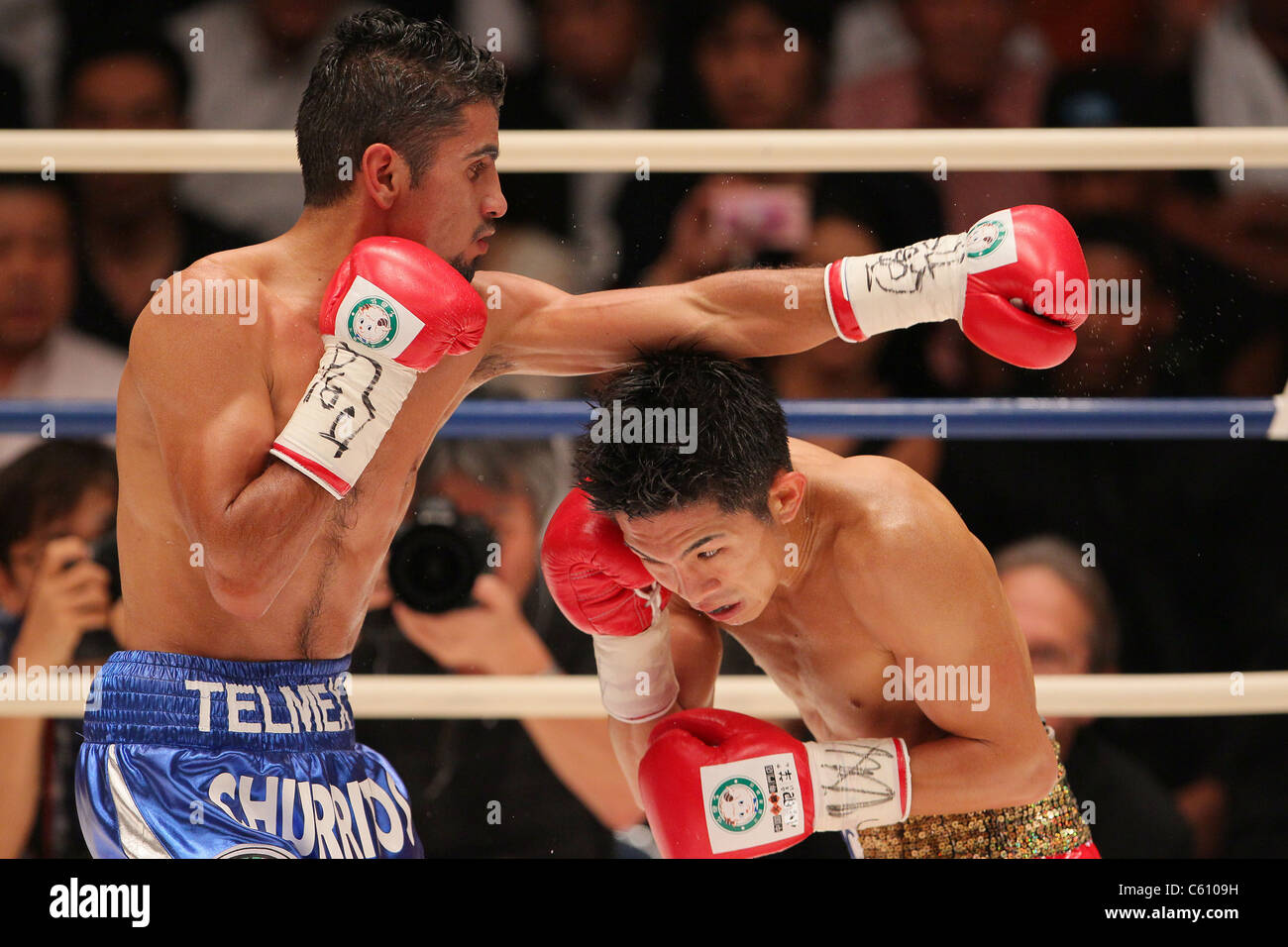 Juan Hernandez (Mex) and Kazuto Ioka (JPN) fighting for the WBC Minimum weight title bout. Stock Photo