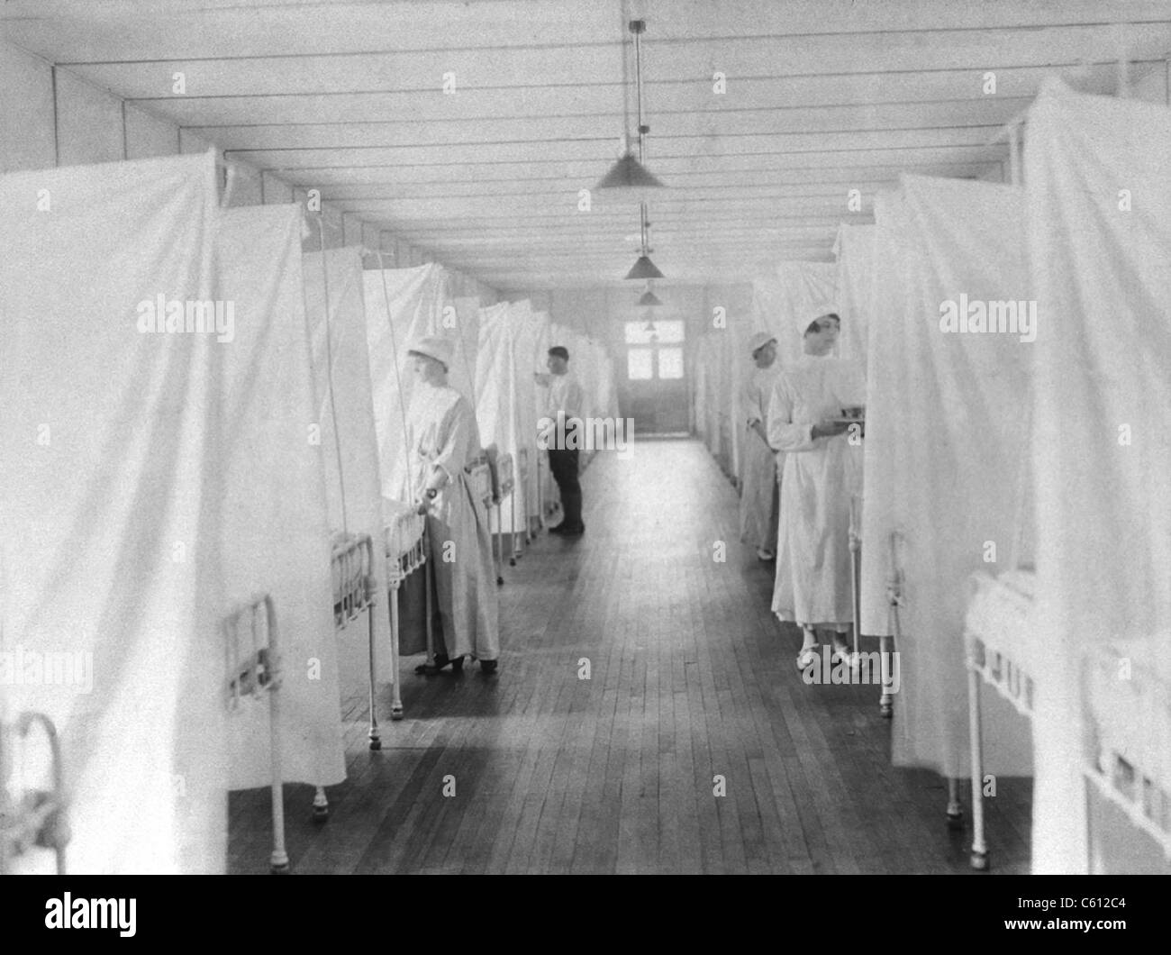 Spanish Flu Epidemic 1918-19. Nurses and orderlies stand by beds separated by sheets to isolate patients in the influenza/pneumonia ward of Walter Reed General Hospital, Washington, D.C. Stock Photo