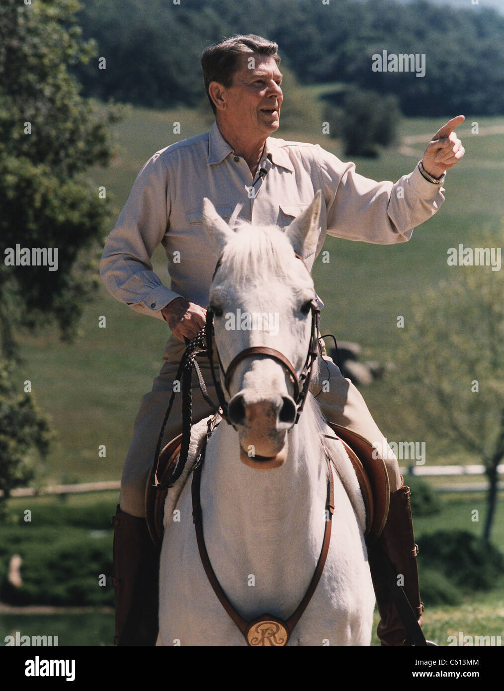 President Reagan riding his horse 'El Alamein' at his California home Rancho Del Cielo. April 8 1986. PO-USP-EQU-Reagan NA-12-0073M Stock Photo