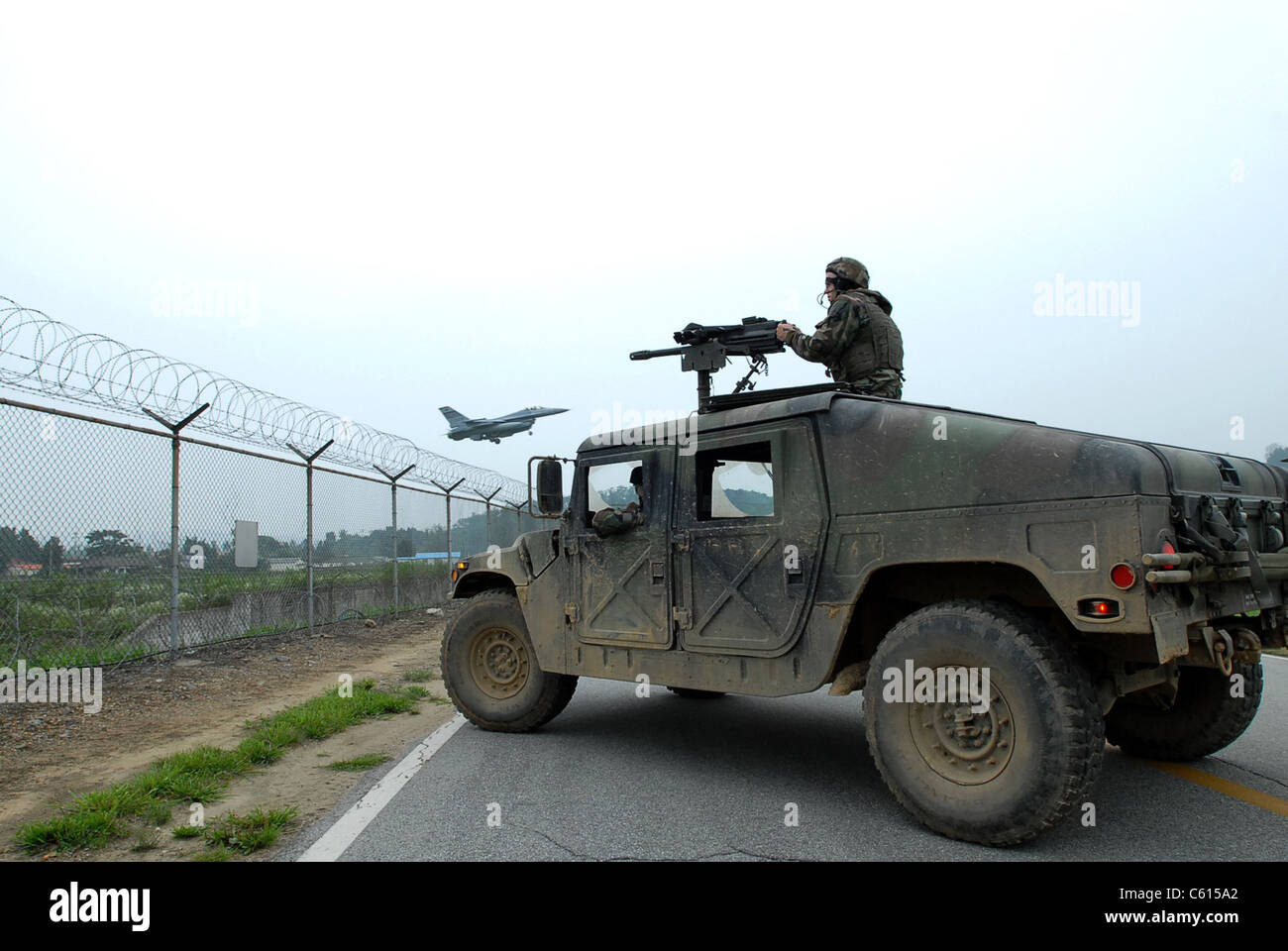 Humvee weapons hi-res stock photography and images - Alamy