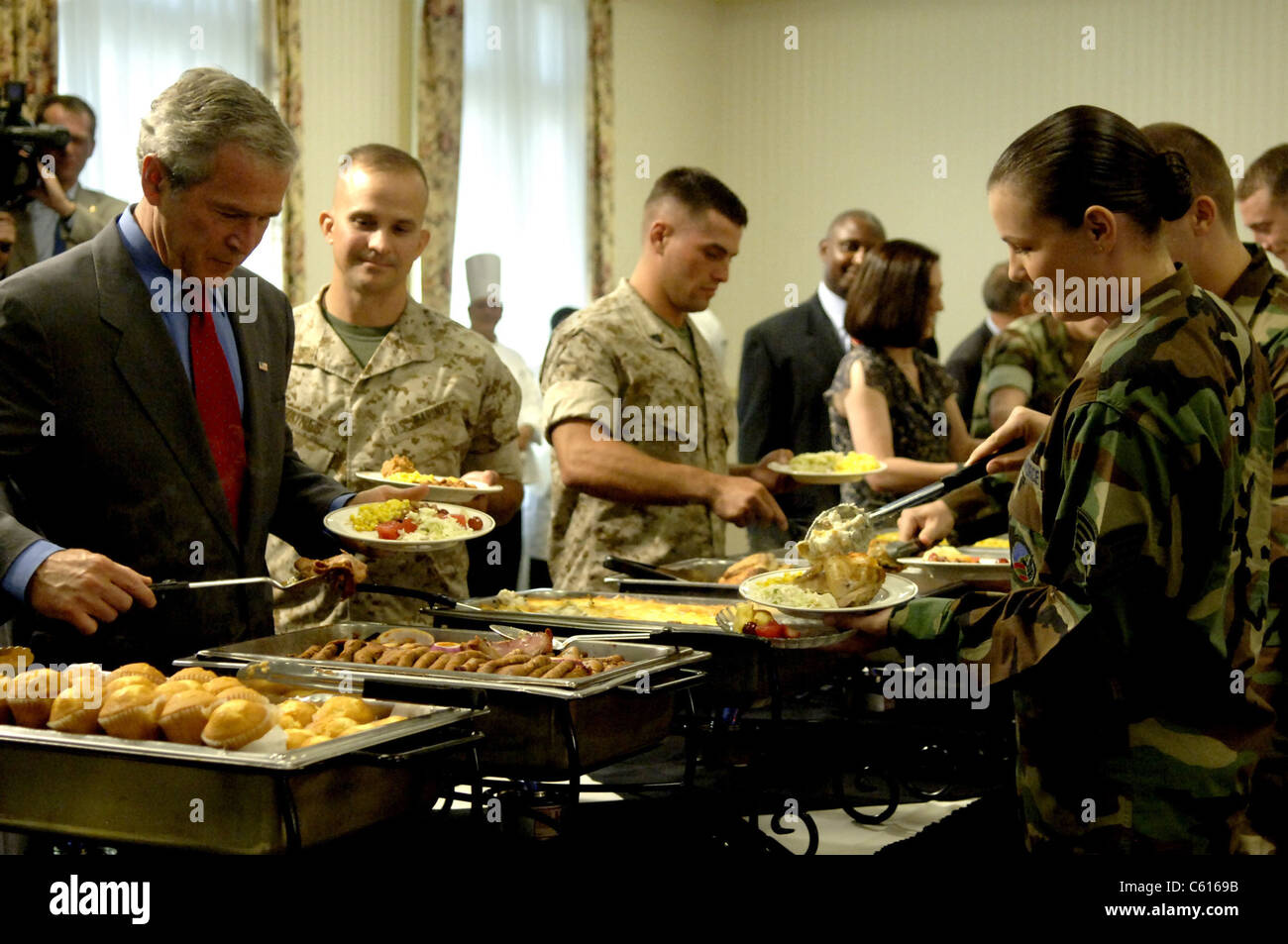 President Bush and soldiers fill there plates in the buffet line in the club on Charleston Air Force Base S.C. July 24 2007. Stock Photo
