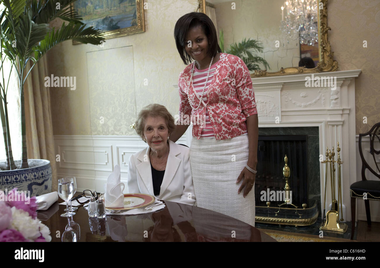 Michelle Obama visits with Former First Lady Nancy Reagan at the White ...