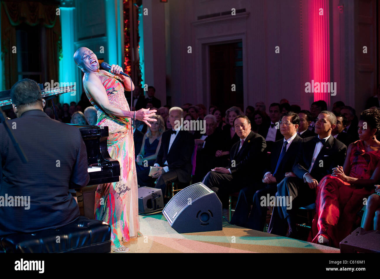 Dee Dee Bridgewater performs during the State Dinner reception in the East Room of the White House. Chinese President Hu Jintao Stock Photo