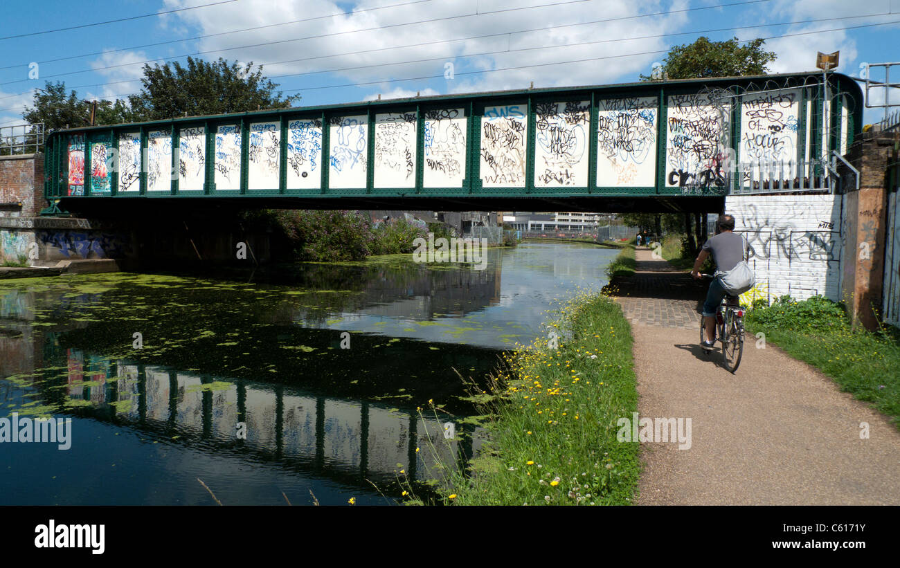 A cyclist riding along the River Lea Navigation canal in East London England UK   KATHY DEWITT Stock Photo