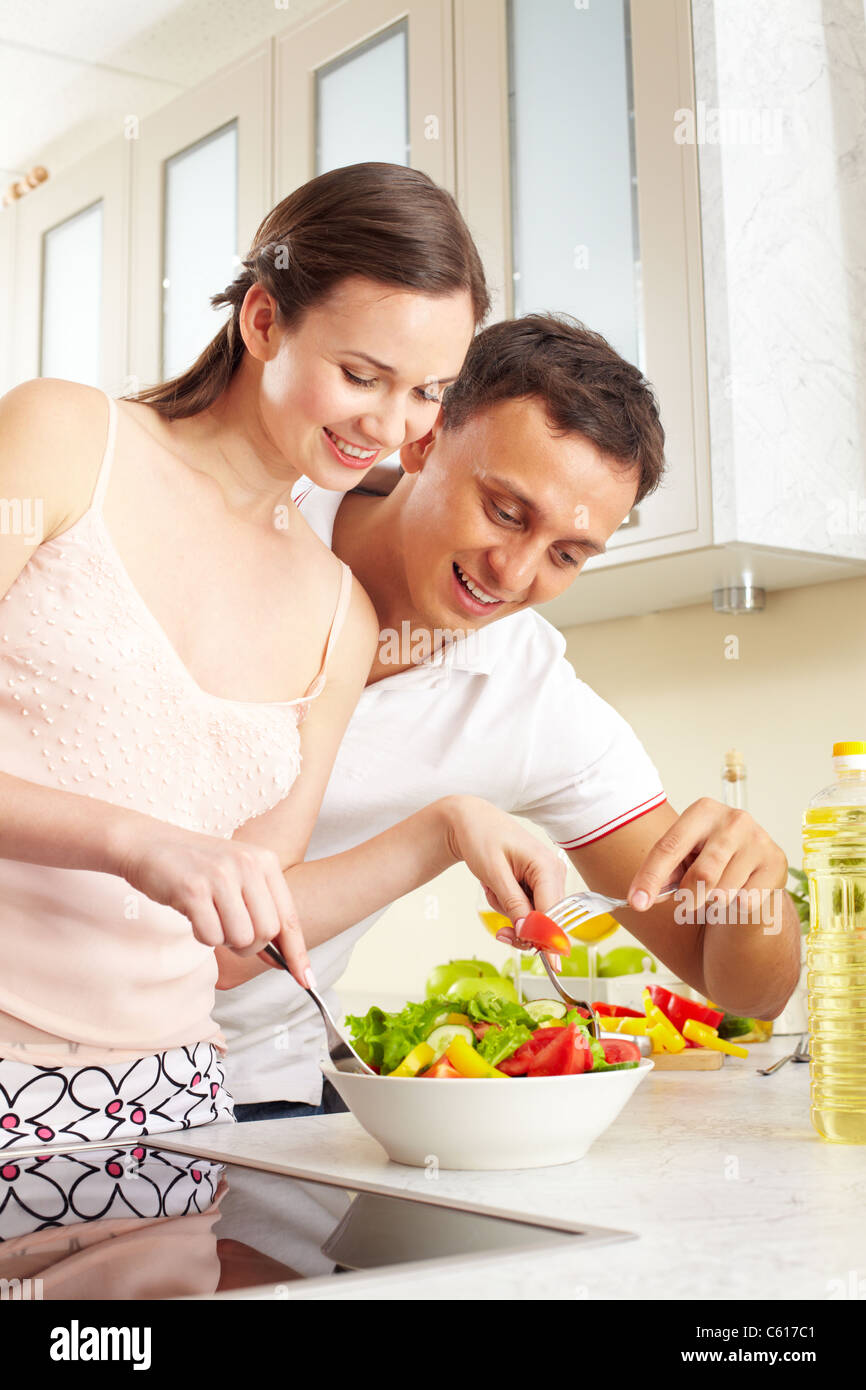 Заниматься с мужем на кухне. Кормит мужа на кухне. Мужчина кормит девушку на кухне. Муж и жена готовят вместе. Фотосессия с мужем на тему завтрак.
