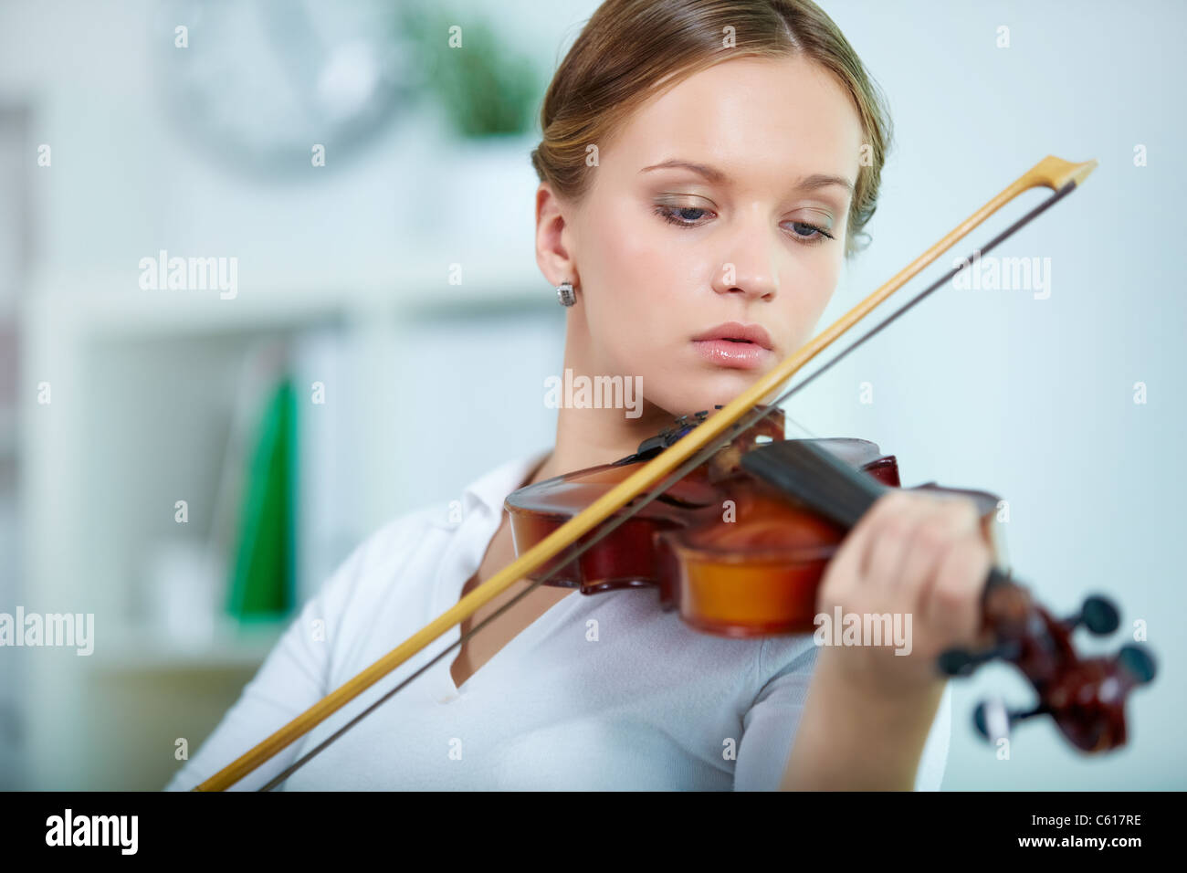 Portrait of a young female playing the violin Stock Photo - Alamy