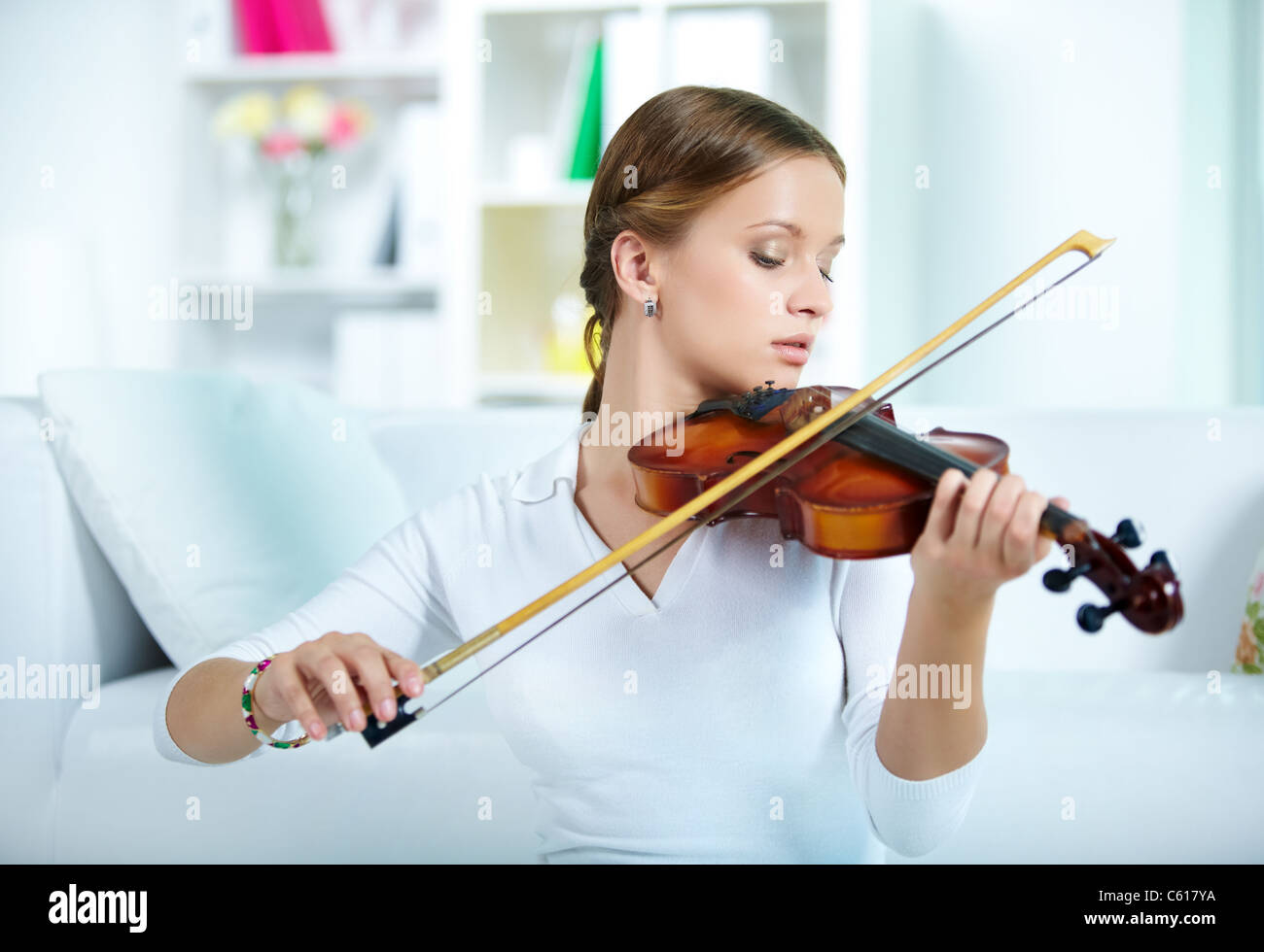 Portrait of a young female playing the violin Stock Photo - Alamy
