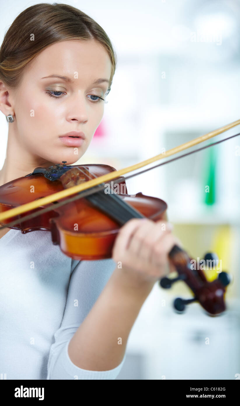 Portrait of a young female playing the violin Stock Photo - Alamy