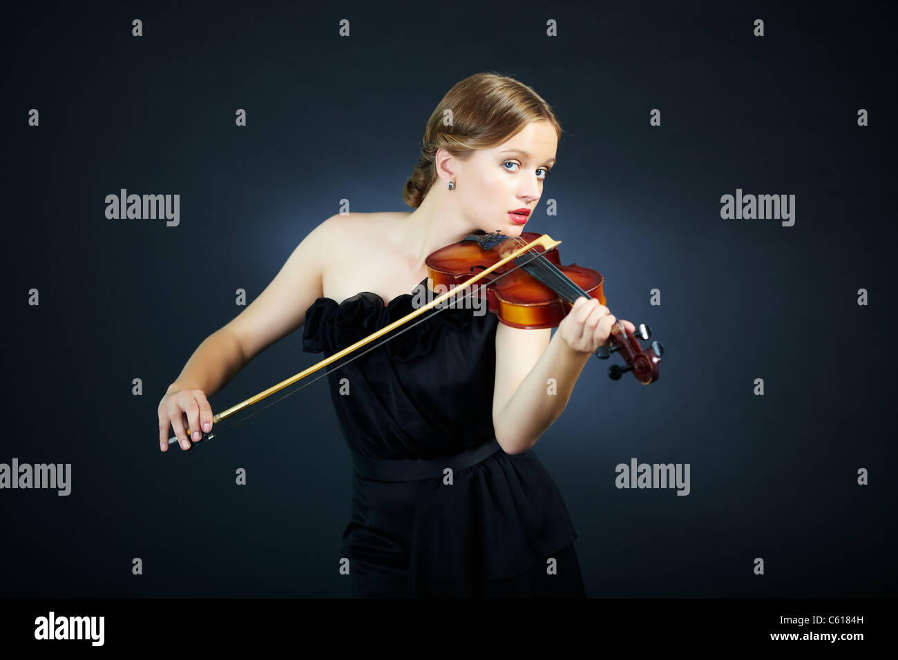 Portrait of a young female playing the violin Stock Photo - Alamy