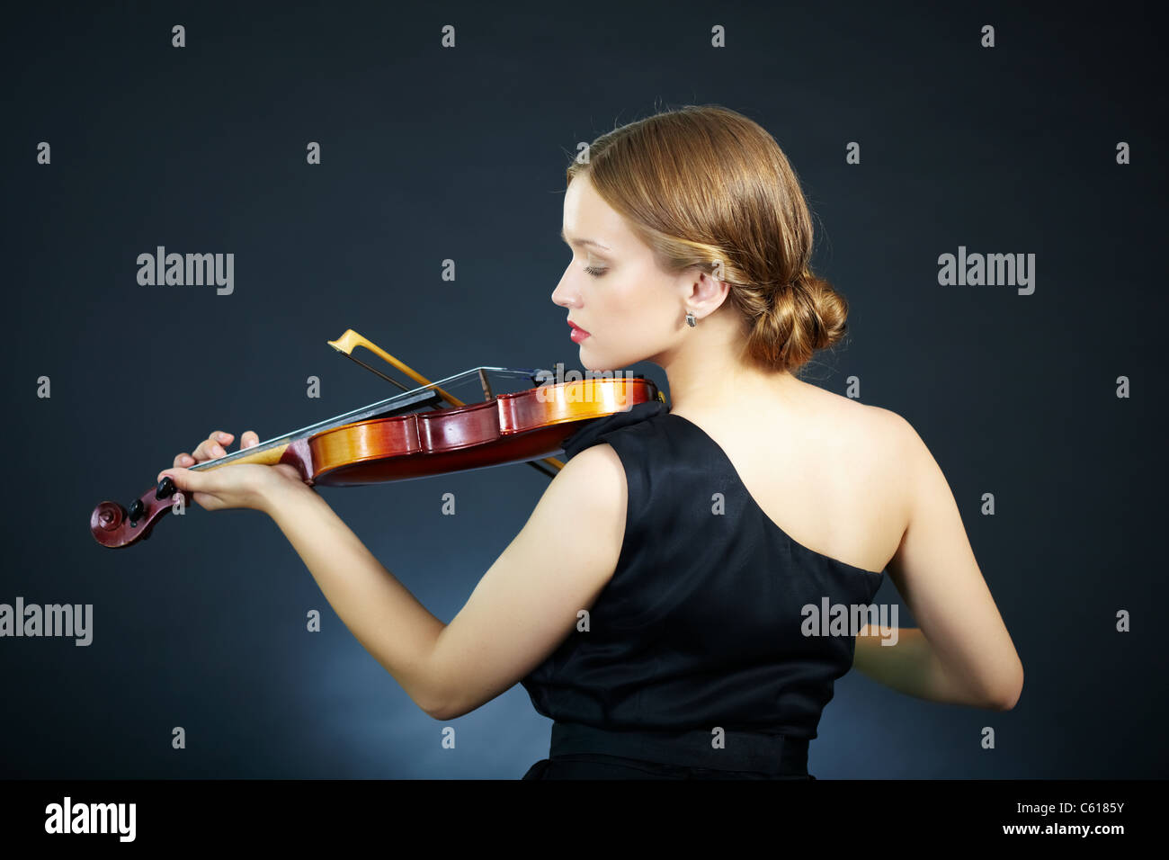 Portrait of a young female playing the violin Stock Photo - Alamy