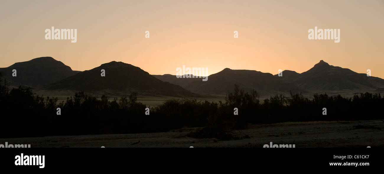 Sunset over the mountains. Hoarusib River, Purros, Northern Kaokoland, Kaokoveld, Namibia. Stock Photo