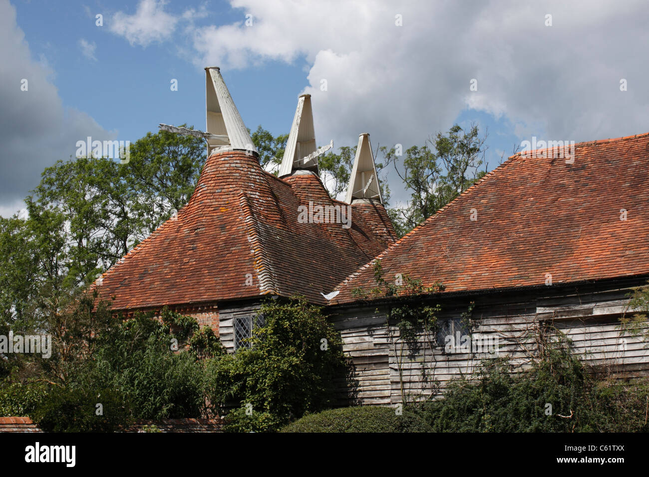 THE TRADITIONAL OAST HOUSE AT GREAT DIXTER. EAST SUSSEX UK. Stock Photo