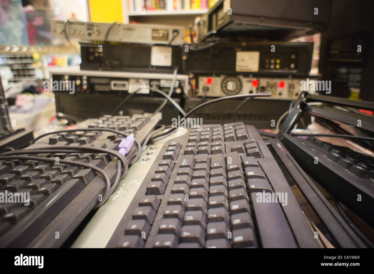 VCR's, keyboards and other older electronic products in a thrift store in New York Stock Photo