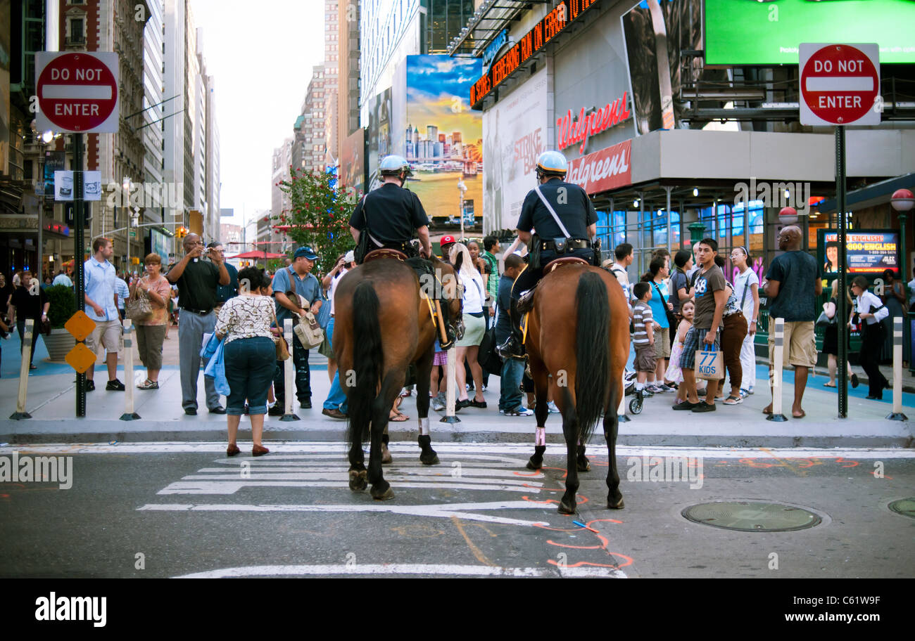 Mounted NYPD officers greet tourists in Times Square in New York on ...