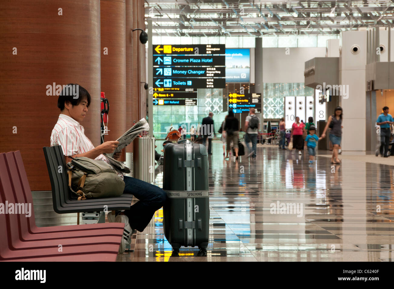 Singapore Changi Airport Terminal 3 - Architecture Details - Passengers  walking and relaxing in departure area Stock Photo - Alamy