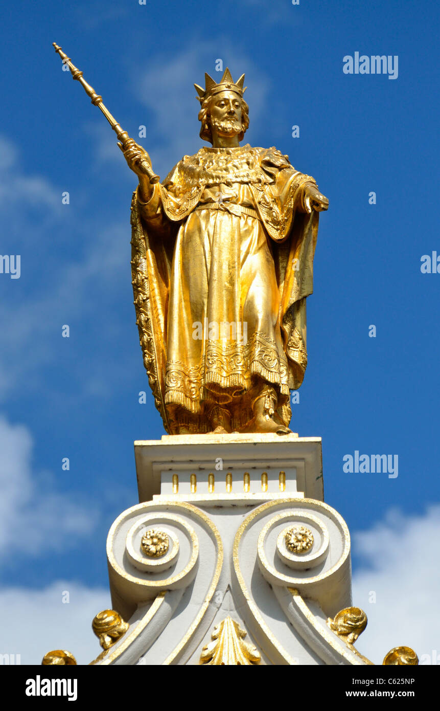 Bruges / Brugge, Flanders, Belgium. Gold statue on top of the arch of the Gerechtshof (courthouse) leading into Burg Stock Photo