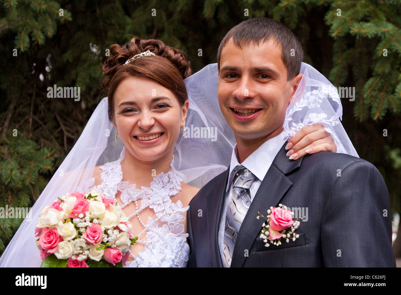 Happy smiling bride and groom Stock Photo - Alamy