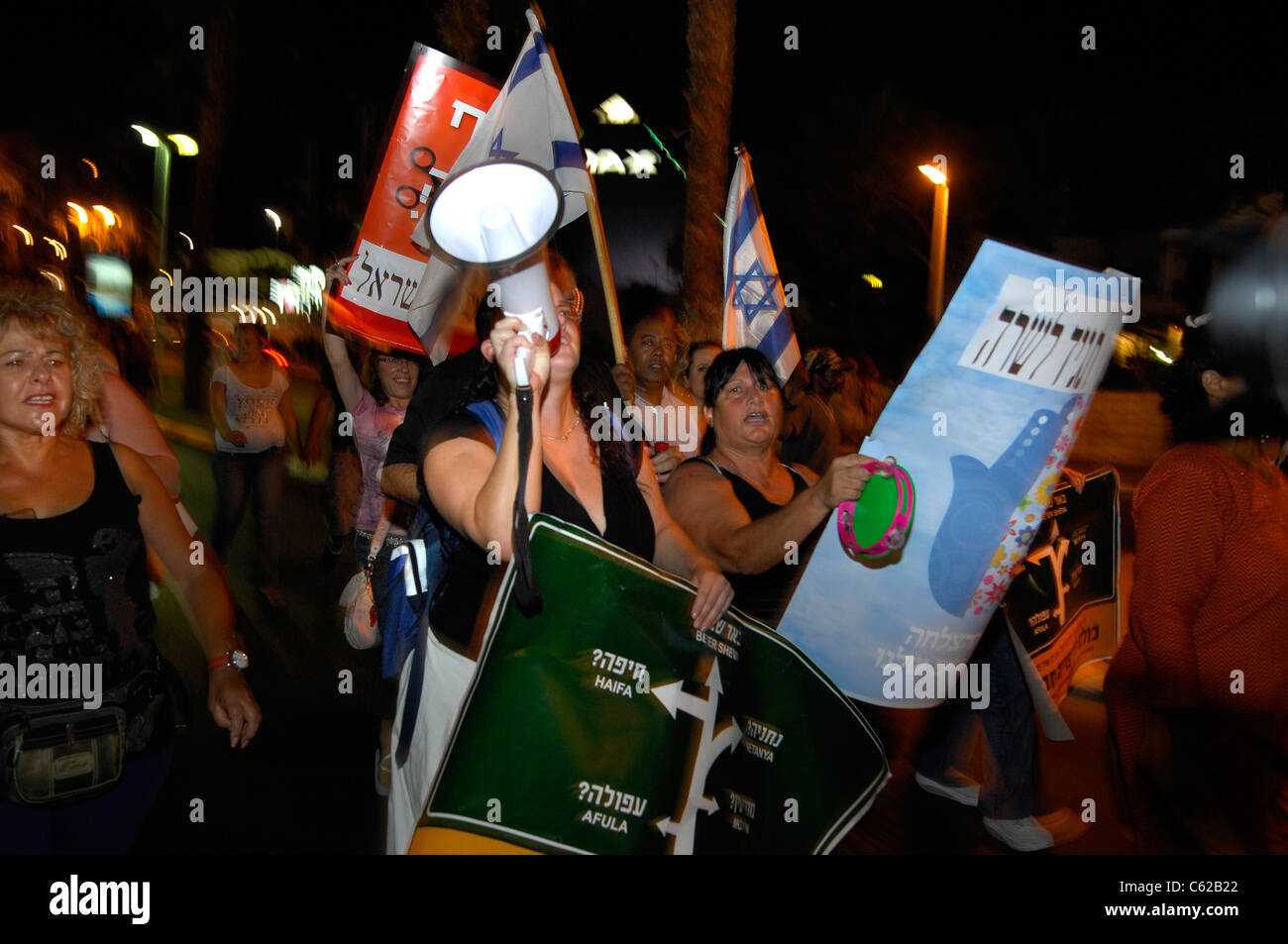 Hebrew protest signs hi-res stock photography and images - Alamy