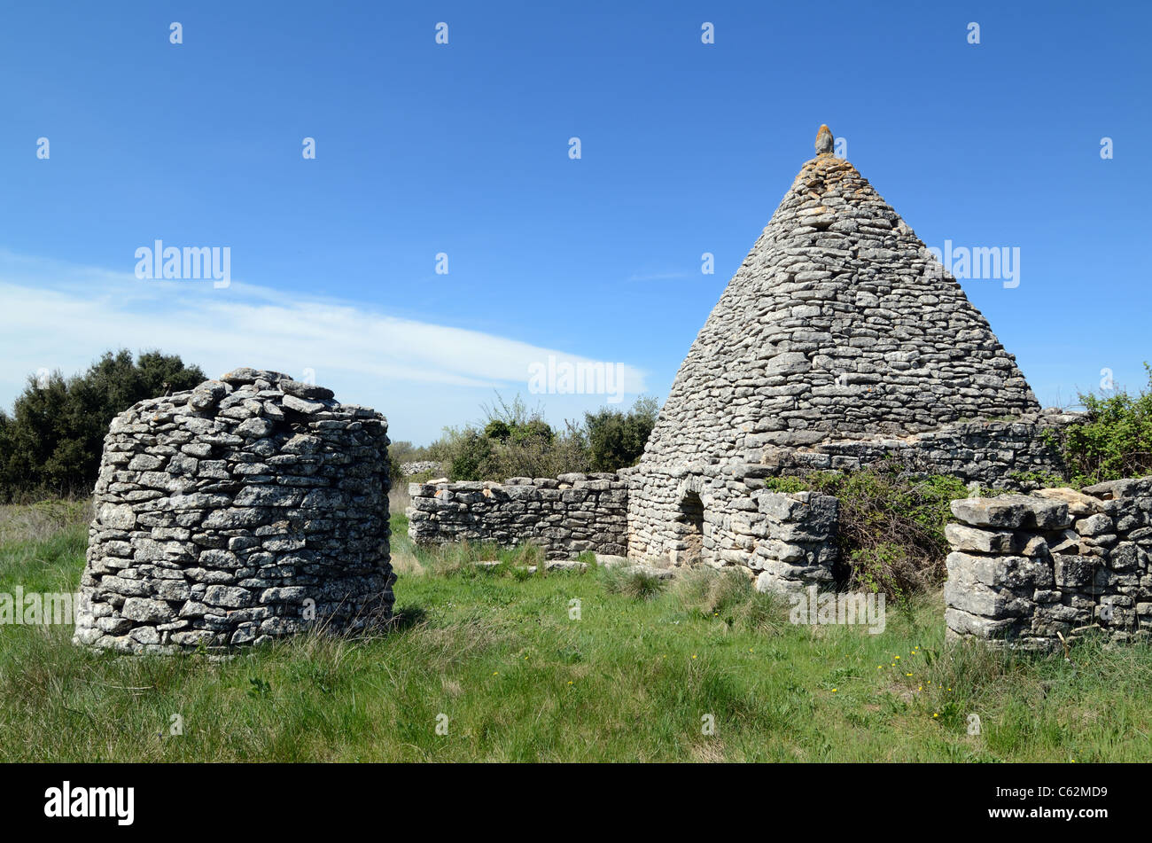 Stone Borie, Dry-Stone Construction or Gallic Hut and Stone Water Well, near Apt, Luberon, Provence, France Stock Photo