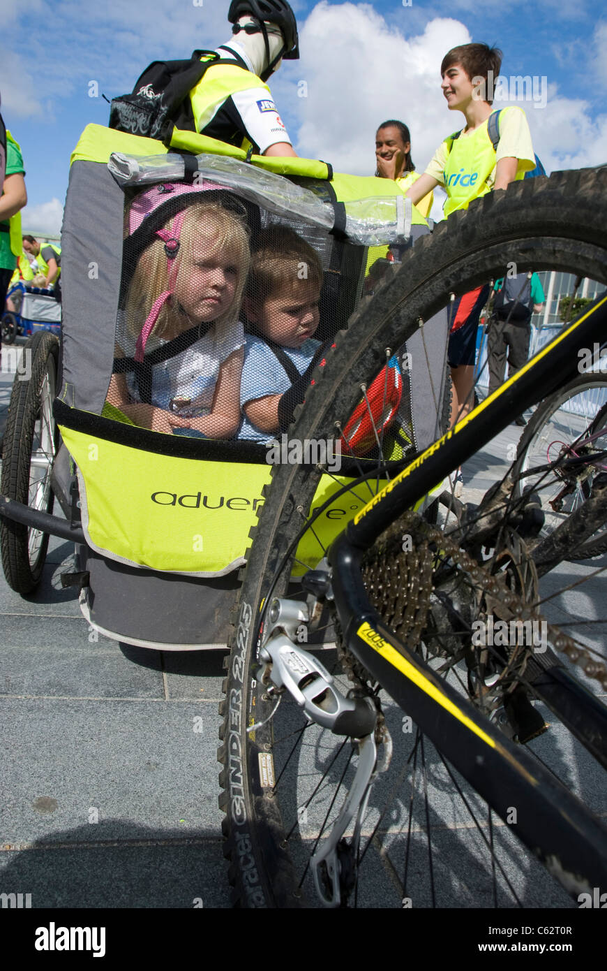 Bicycle trailer kids hi res stock photography and images Alamy