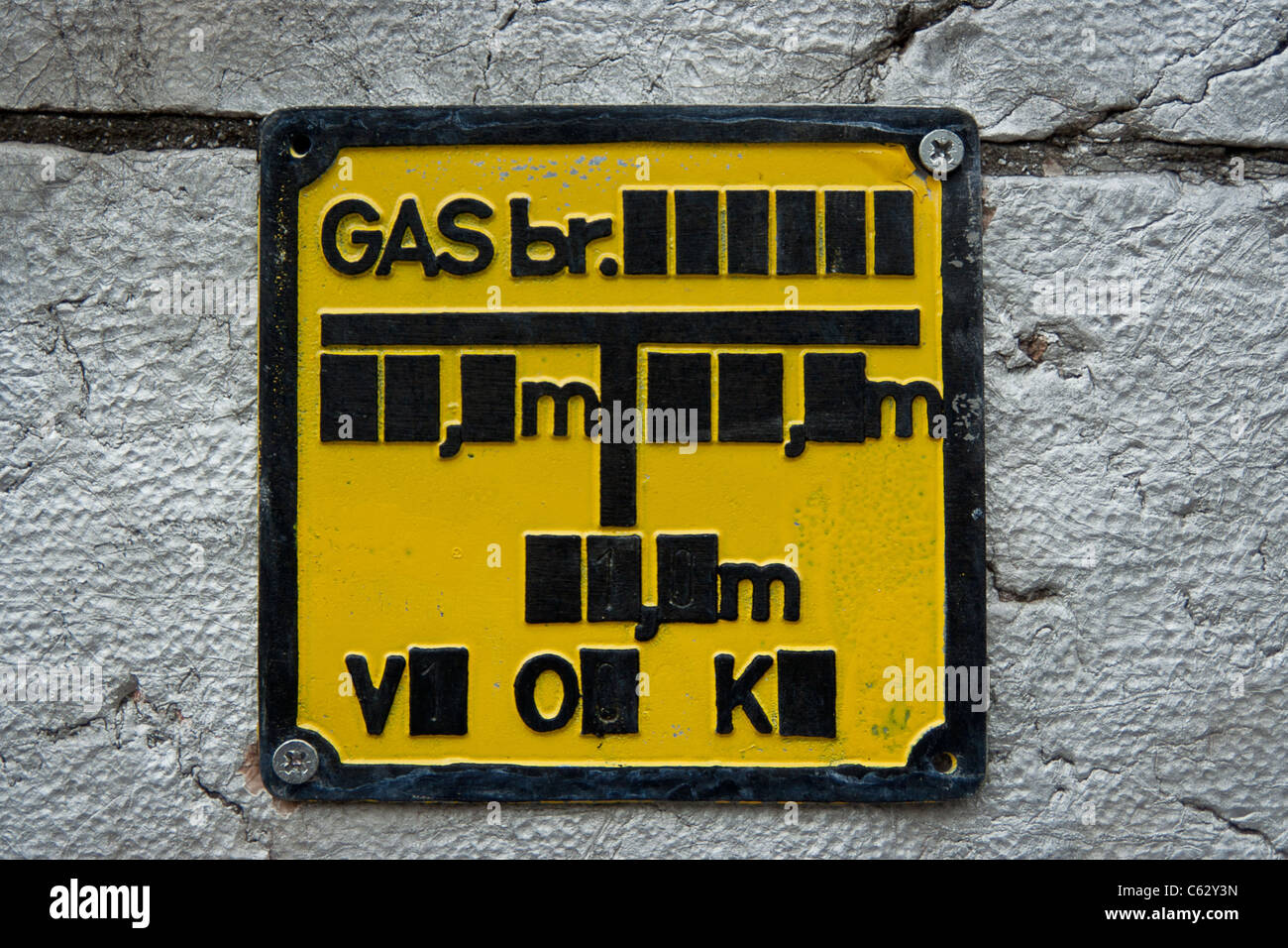 A Bosnian gas safety sign on a concrete brick wall Stock Photo