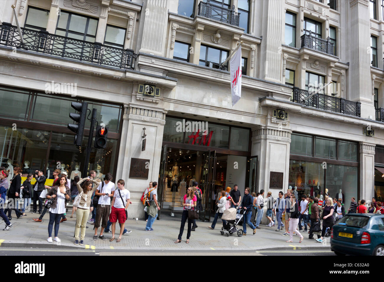 H&m store front hi-res stock photography and images - Page 2 - Alamy