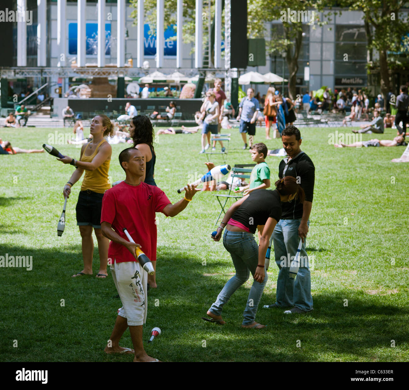 Jugglers tricks practice hires stock photography and images Alamy