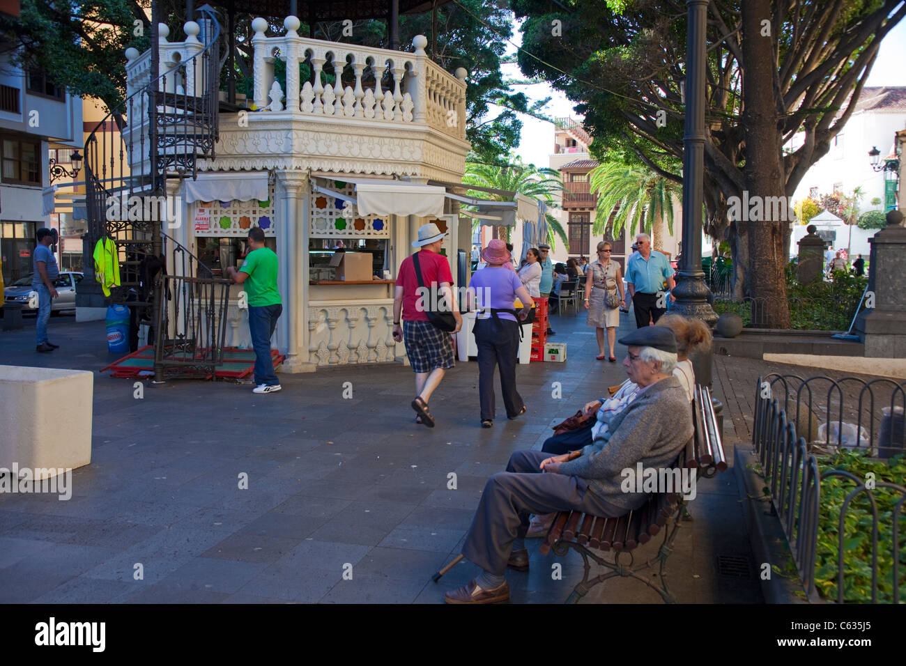People at place Alameda, kiosk Alameda, Plaza Alameda, Santa Cruz, La