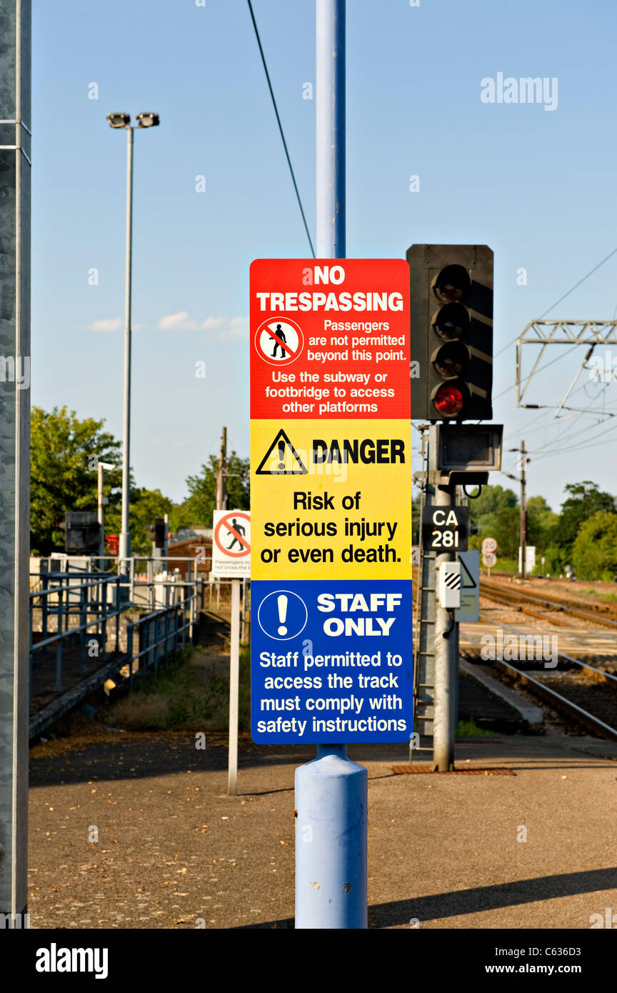 Warning notices at the end of a railway platform in the UK Stock Photo